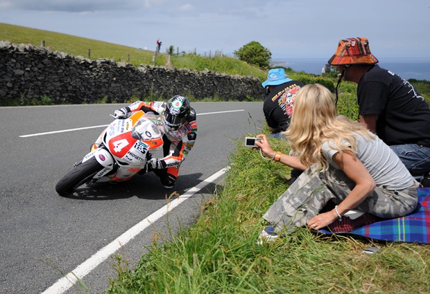 Ian Hutchinson in action during the 2010 Isle of Man TT